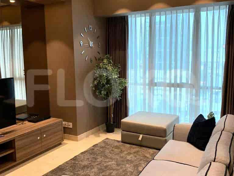 Kamar tidur modern dengan tempat tidur queen, jendela besar, dan palet warna netral.