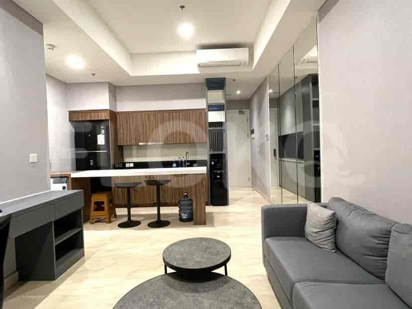 Interior apartemen modern dengan dapur, bar, dan ruang tamu.
