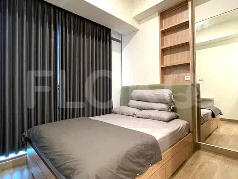 Kamar tidur dengan tempat tidur ukuran queen, lemari built-in, dan gorden.