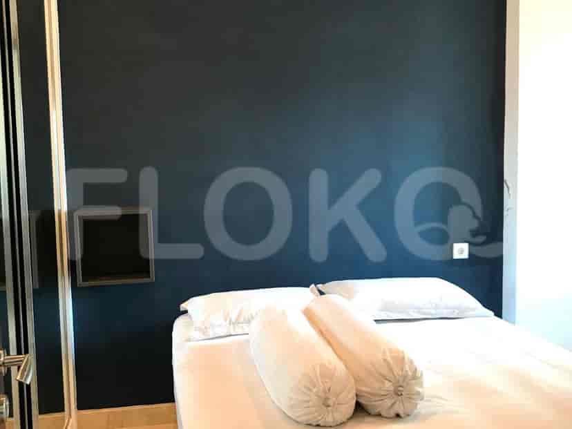 Kamar tidur minimalis dengan tempat tidur dan dinding gelap.