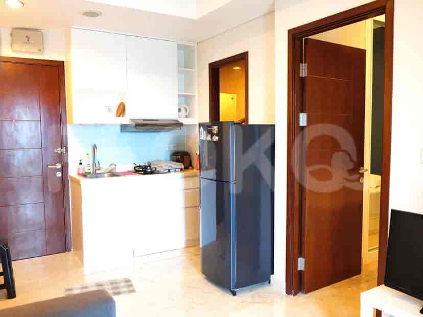 Dapur ringkas dengan kulkas dan kompor.