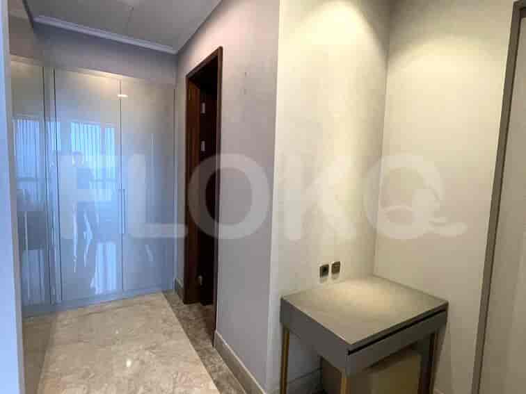 Hallway with wardrobe and a dressing table.
