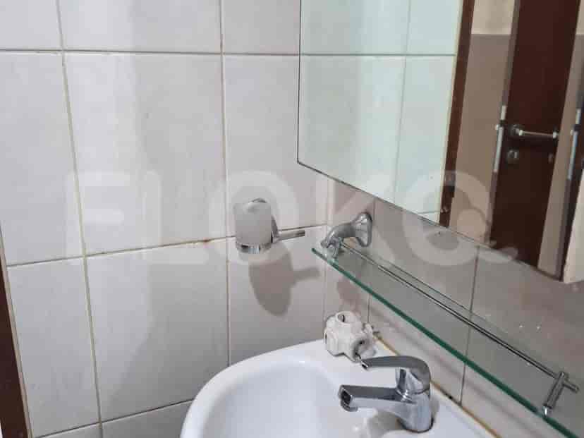 A bathroom with a sink and mirror.