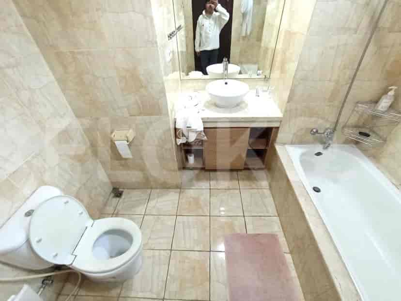 Bathroom with a bathtub, toilet, and sink.