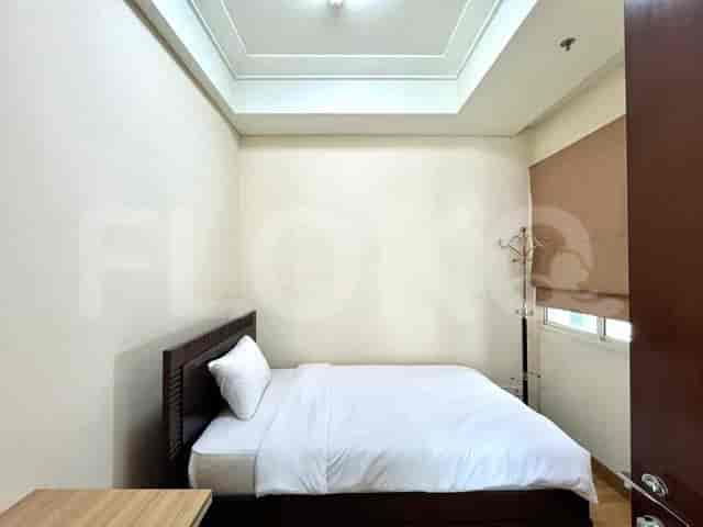 Bedroom with a bed and a neutral color palette.