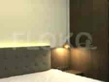 Sebuah kamar tidur dengan tempat tidur, kepala ranjang, dan pencahayaan ambient.