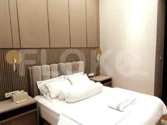 Kamar tidur tamu yang nyaman dengan dua tempat tidur tunggal, dinding bernuansa netral, dan pencahayaan sconce modern.