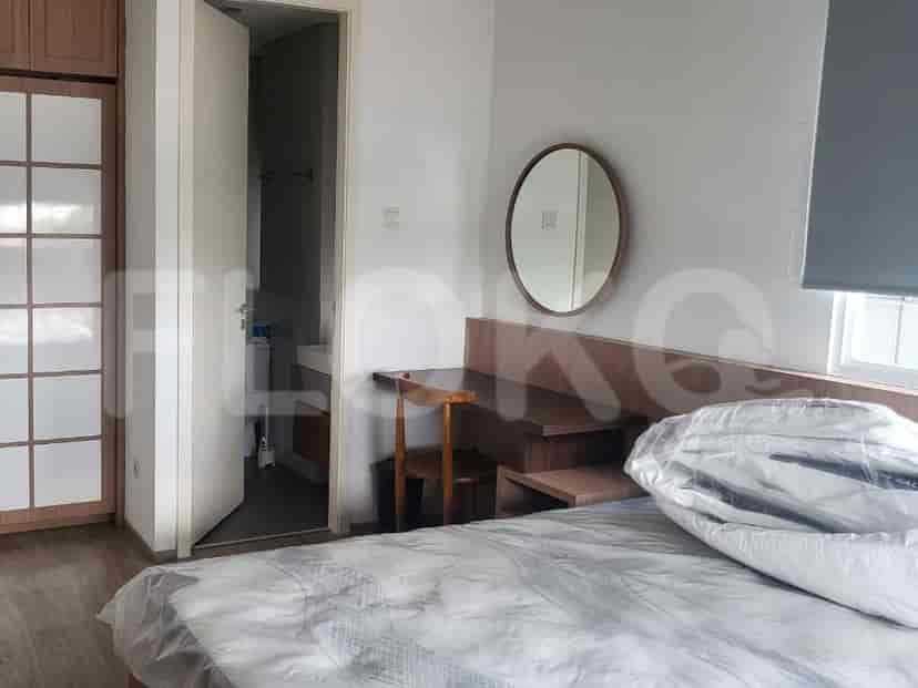 Kamar tidur yang nyaman dengan tempat tidur, meja, kursi, dan kamar mandi terlampir.