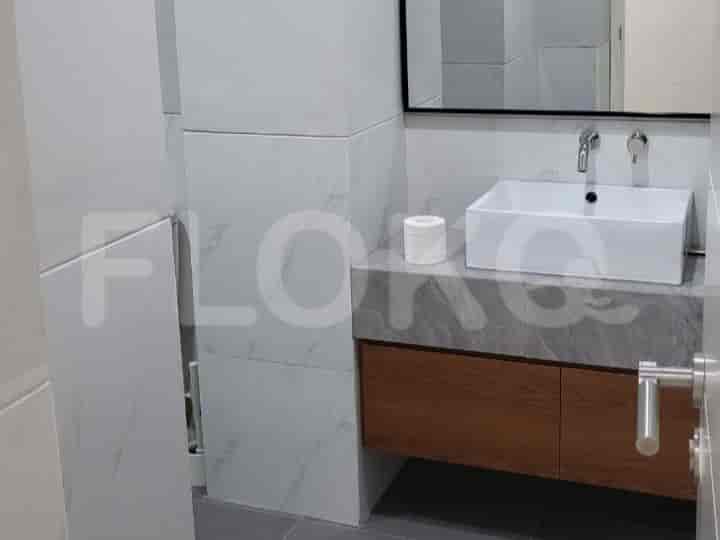 Kamar mandi modern dengan meja rias gantung, wastafel, dan dinding berubin.