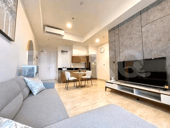 Ruang tamu modern dengan sofa berbentuk L abu-abu, TV yang dipasang di dinding, dan area makan.