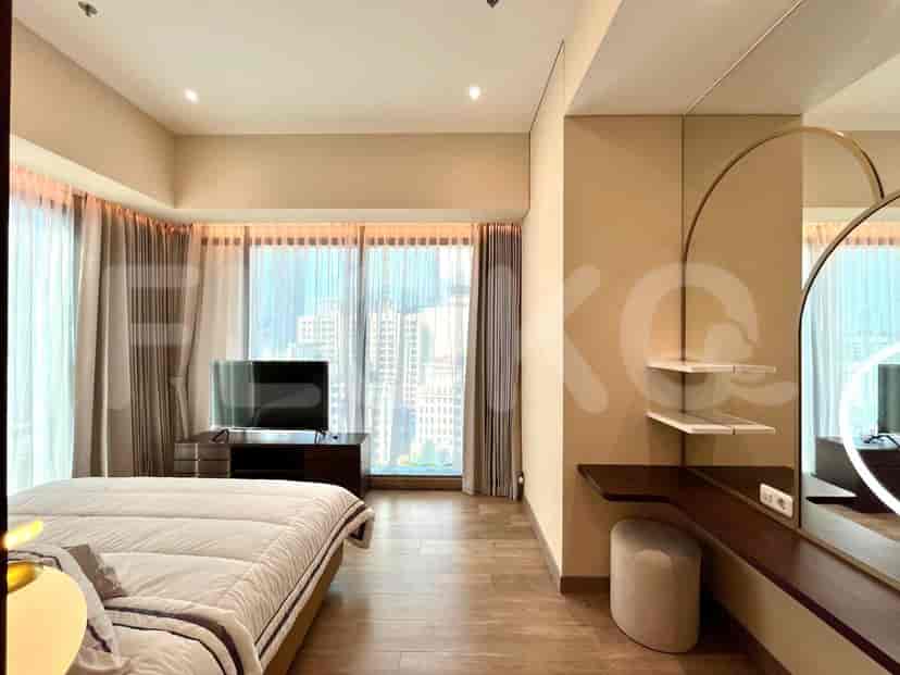 Kamar tidur yang luas dengan tempat tidur ukuran king, jendela besar dengan gorden dan meja rias.