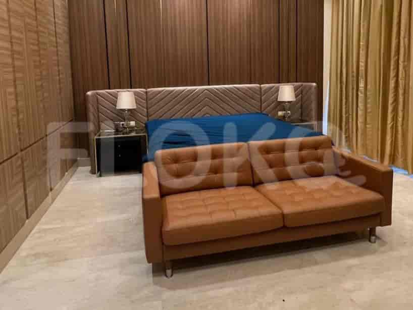 Bedroom with a leather couch, a double bed with a headboard and nightstands.