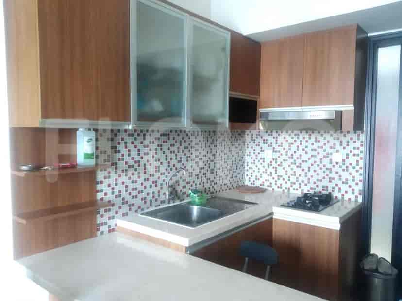Dapur yang lengkap dengan lemari kayu dan meja sarapan.