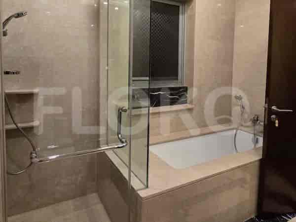 Kamar mandi dengan bak mandi dan pancuran.