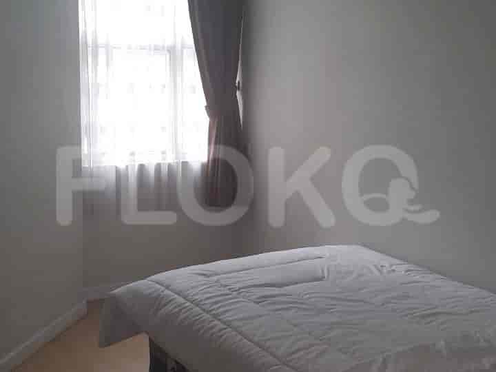 Kamar tidur dengan tempat tidur.