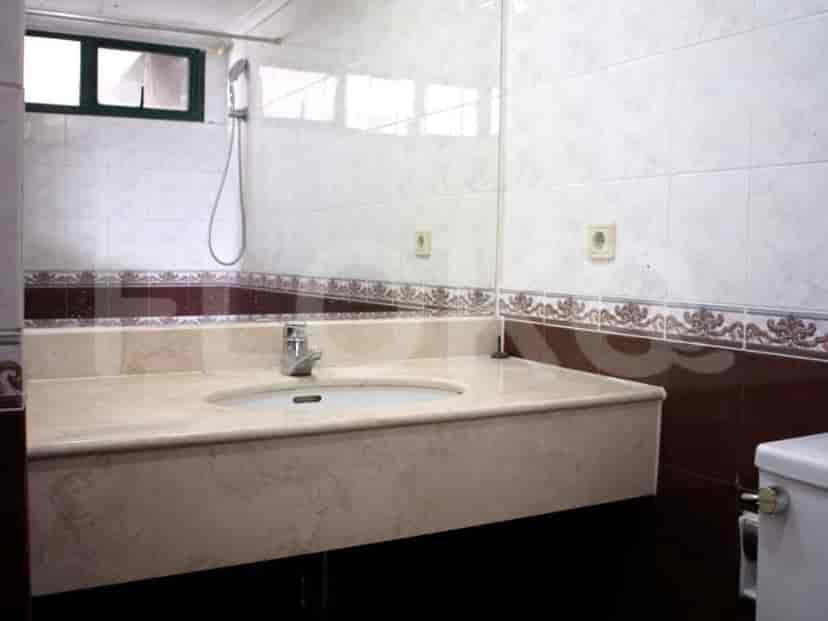 Kamar mandi dengan wastafel dan cermin.