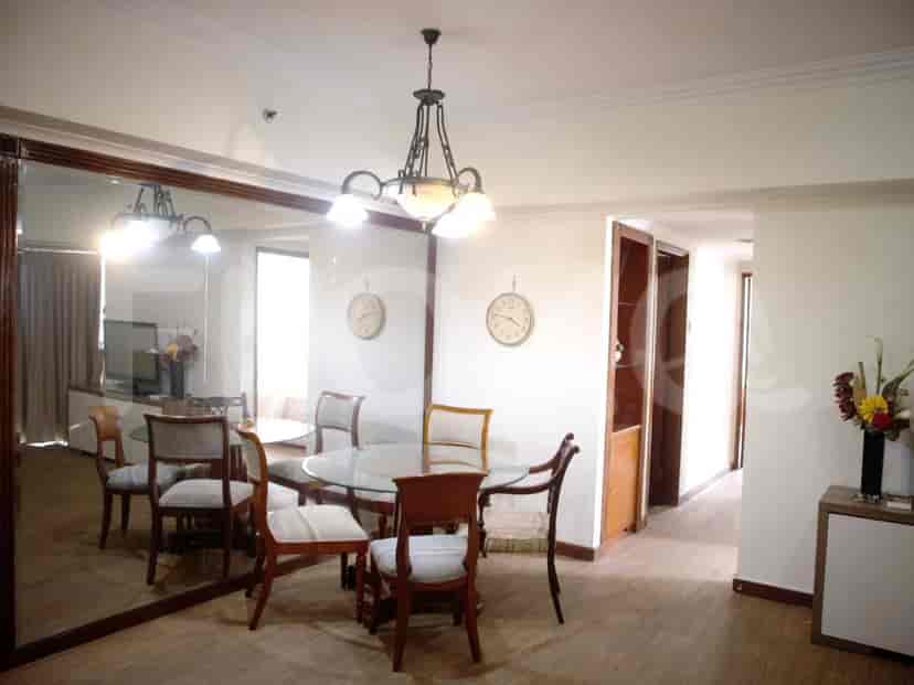 Area makan yang elegan yang berdekatan dengan ruang tamu.