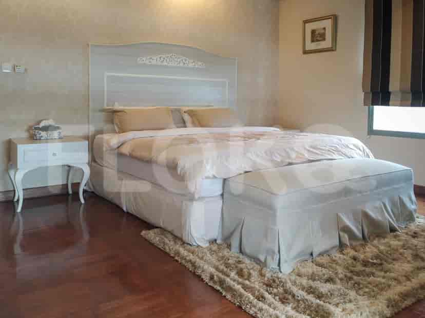 Kamar tidur dengan tempat tidur dan meja samping tempat tidur.