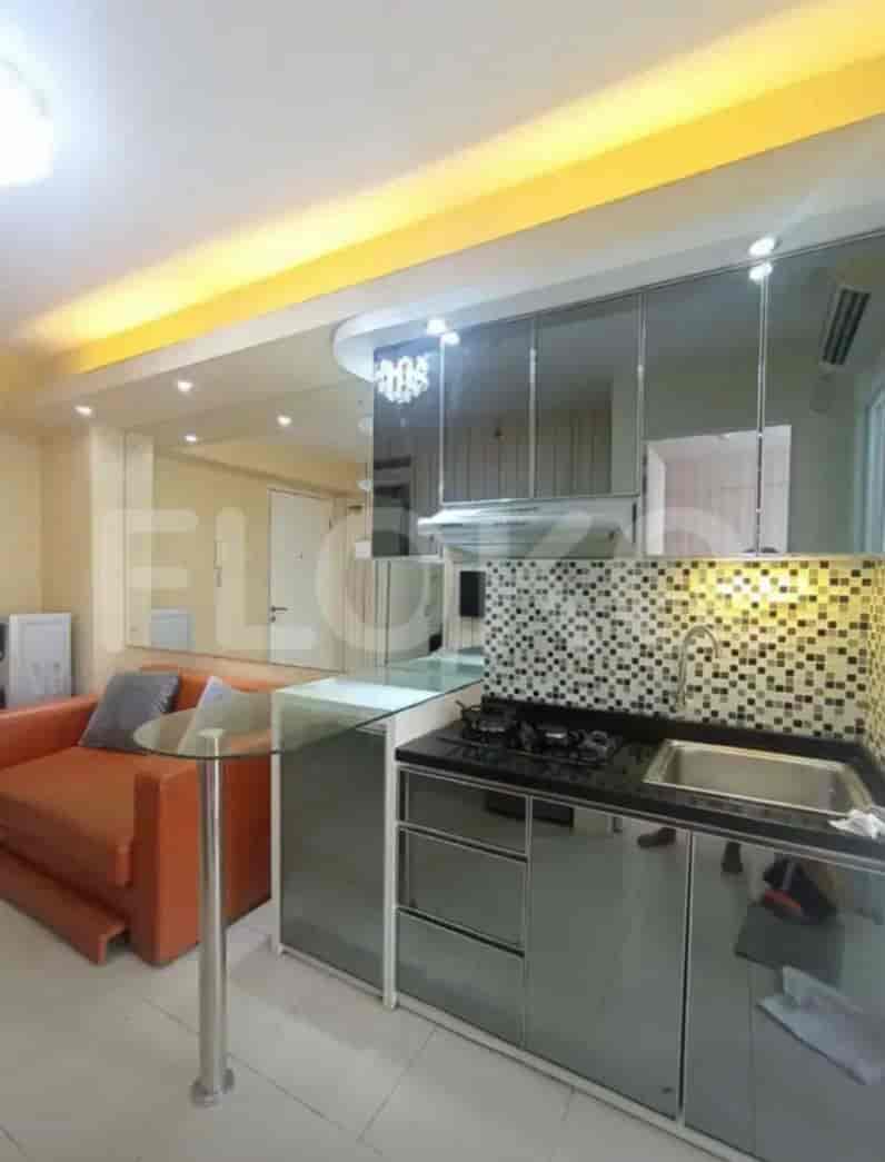 Dapur modern dengan area makan kecil di sebelah ruang tamu.