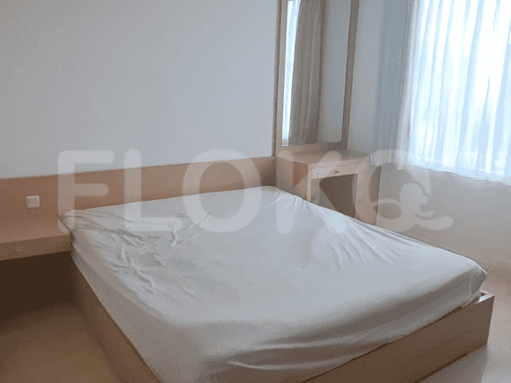 Kamar tidur dengan tempat tidur dan meja.