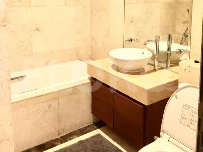 A modern bathroom with a bathtub and vanity.