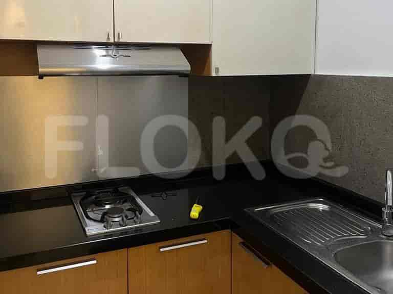 Dapur modern dengan meja hitam, dan kompor gas.