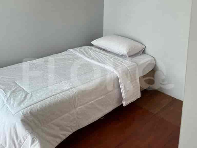 Kamar tidur dengan tempat tidur tunggal.