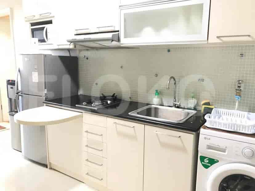 Dapur ringkas dengan peralatan.