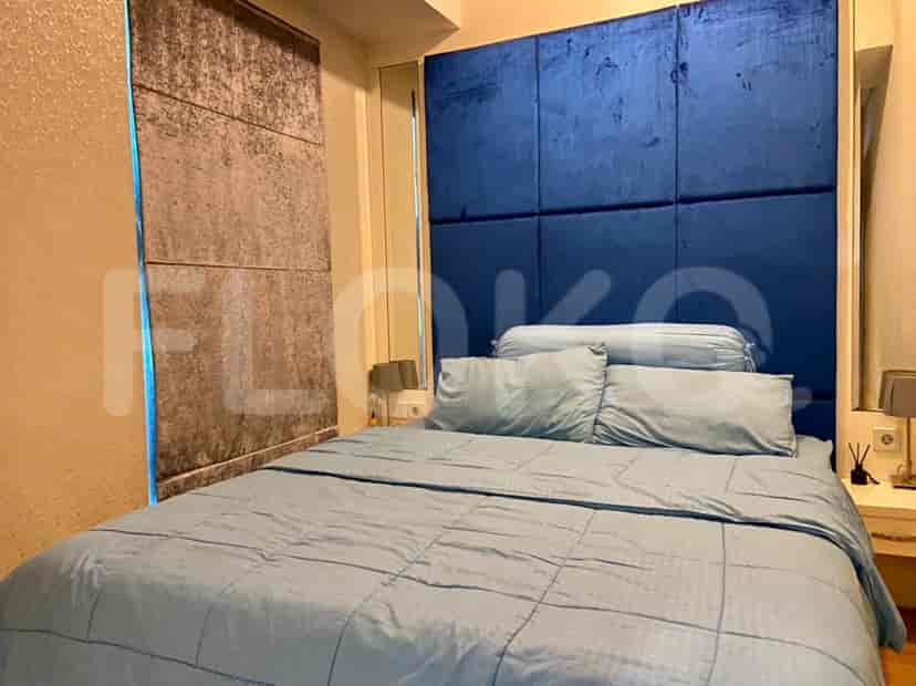 Kamar tidur dengan tempat tidur besar dan skema warna biru.