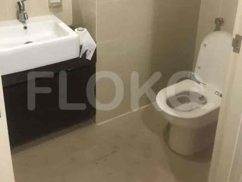 Kamar mandi dengan toilet dan wastafel.
