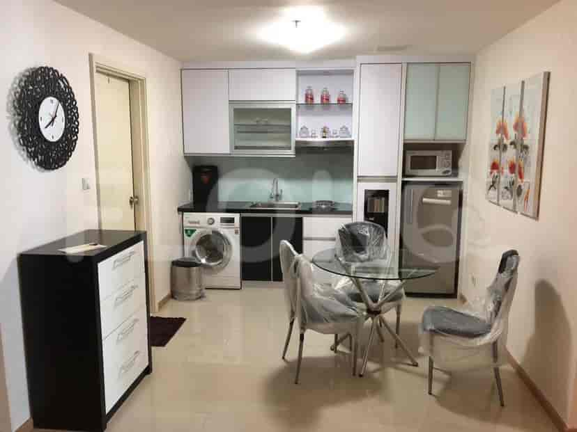 Area dapur dan ruang makan dengan peralatan modern.
