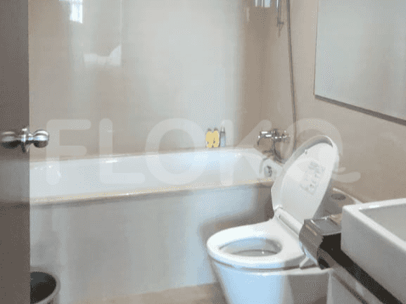 A bathroom with a bathtub and toilet.