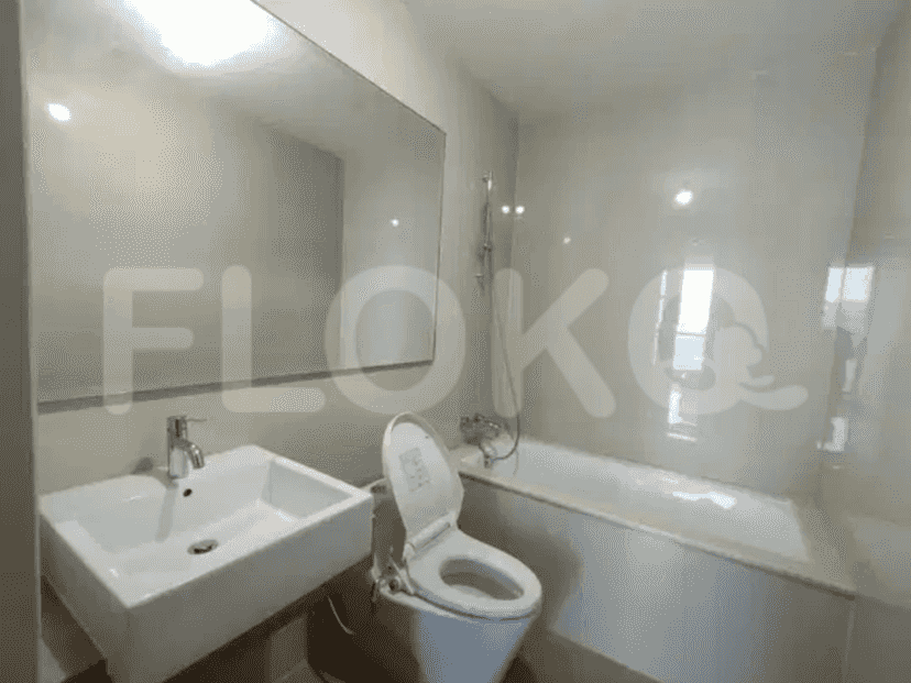 A modern bathroom with a bathtub, a toilet, and a sink.
