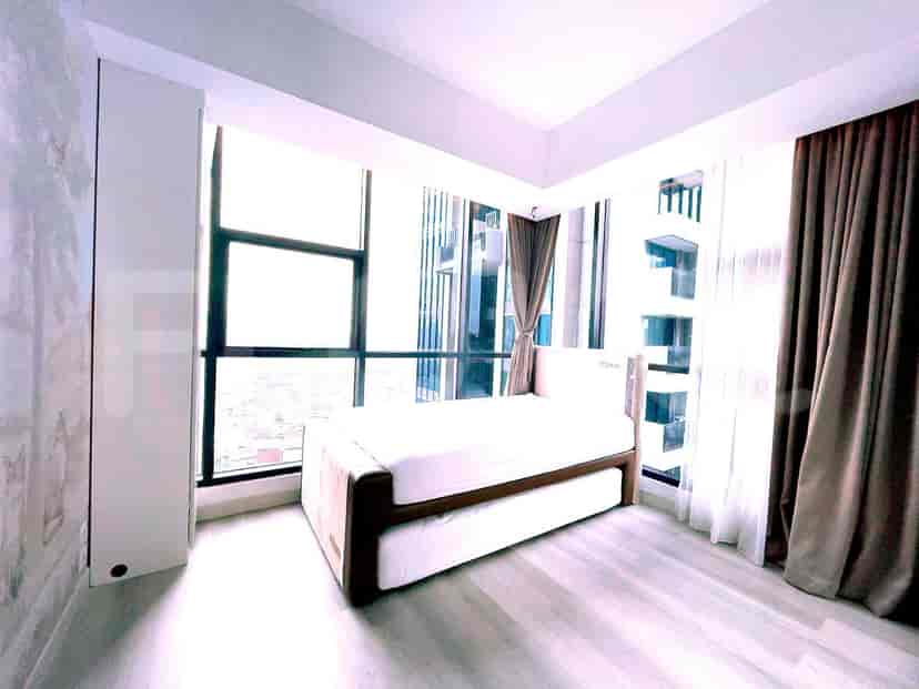 A bedroom with a daybed and windows.