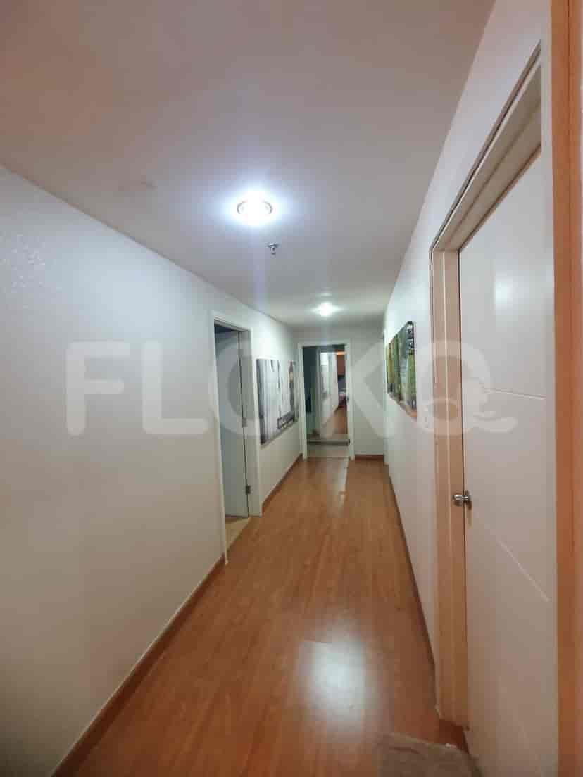Lorong dengan pintu yang mengarah ke berbagai ruangan.