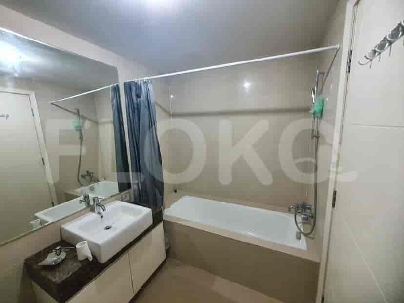Kamar mandi yang menampilkan bak mandi, wastafel, dan cermin.