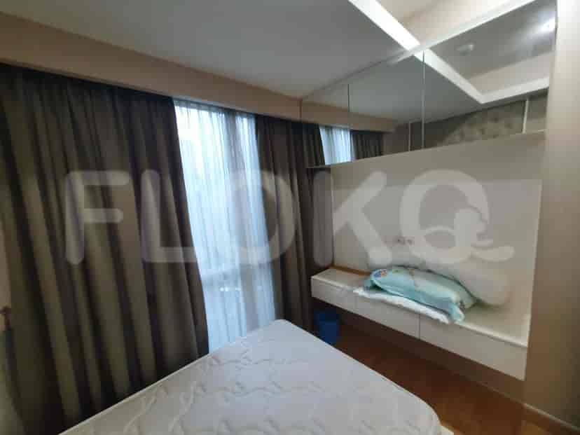 Kamar tidur dengan tempat tidur, gorden, dan pemandangan.
