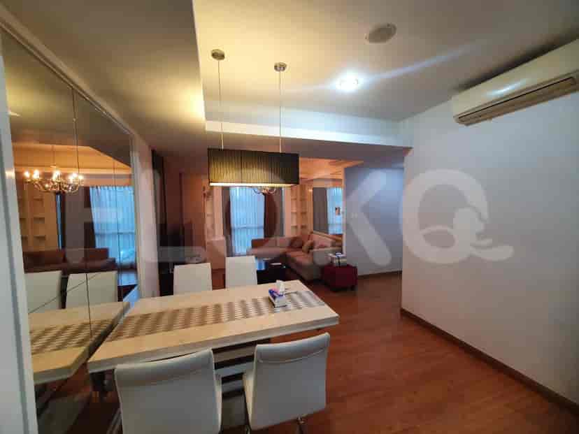 Area ruang tamu dan ruang makan gabungan dengan desain modern.