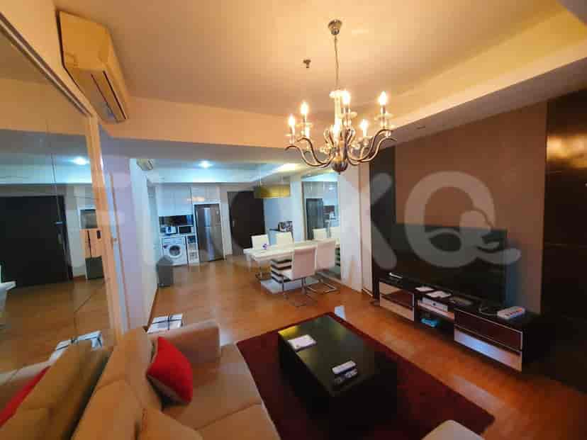 Ruang tamu dengan area tempat duduk dan dapur.