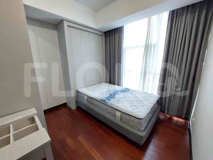 Kamar tidur dengan tempat tidur dan jendela besar.