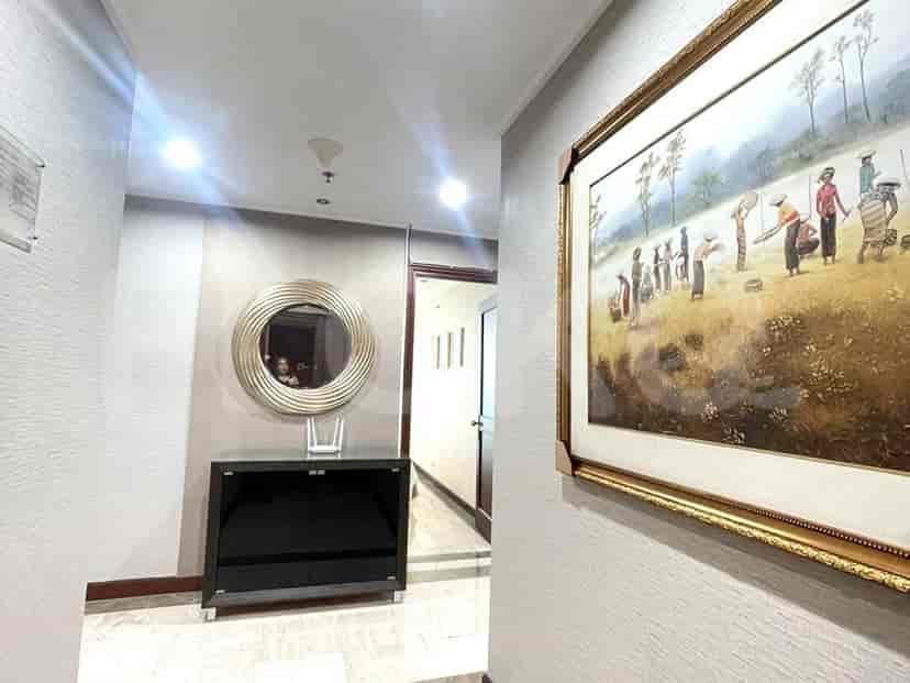 The hallway leading to the rooms, with decorative elements.
