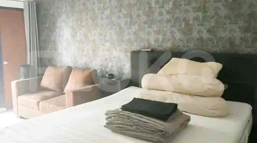 Kamar tidur yang nyaman dengan tempat tidur besar dengan bantal dan selimut.