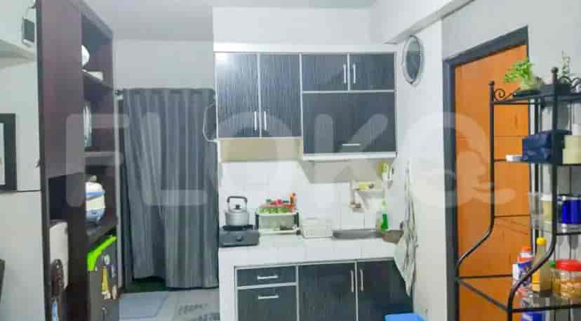 Ruang dapur yang ringkas dengan fasilitas penting.