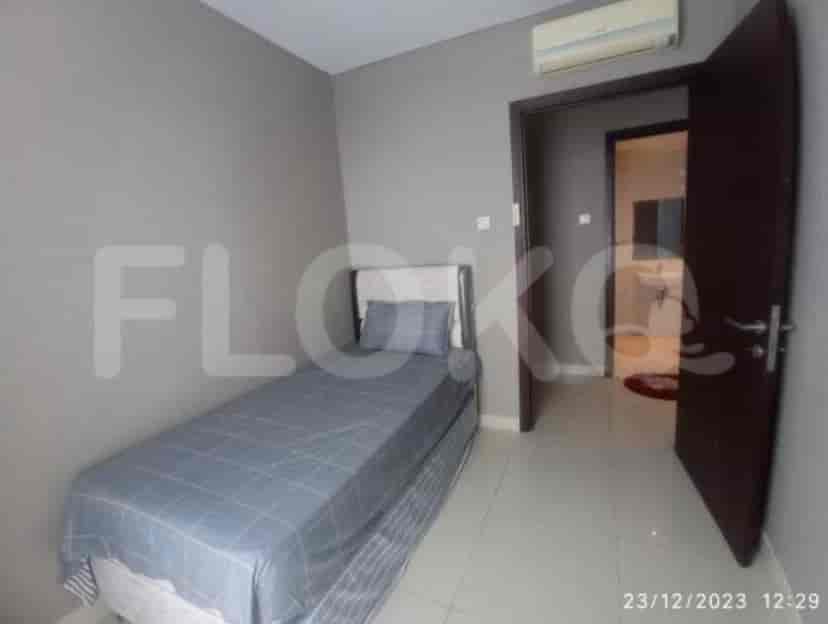 Bedroom with single bed.
