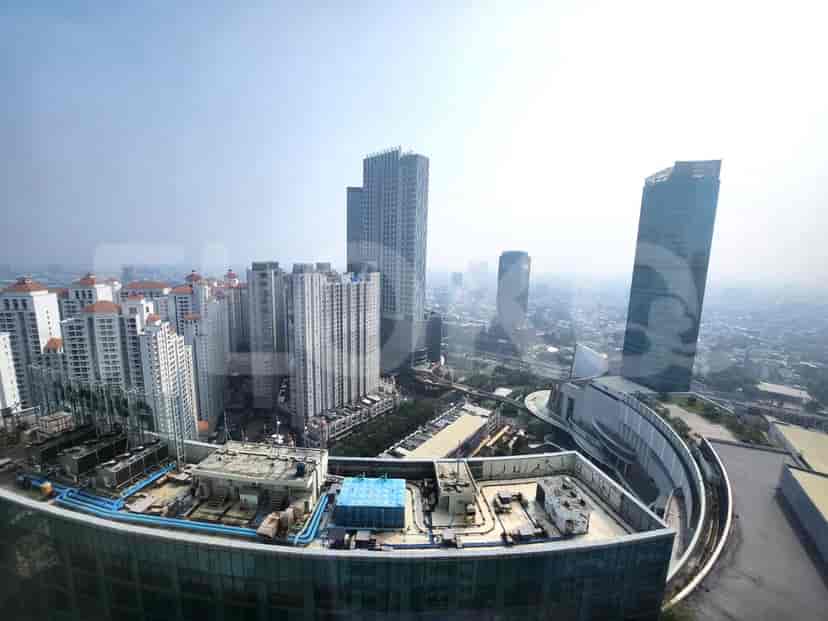 Balkon dengan pemandangan kota.