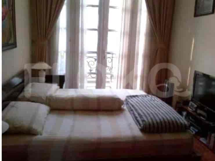 Kamar tidur dengan tempat tidur dan gorden.