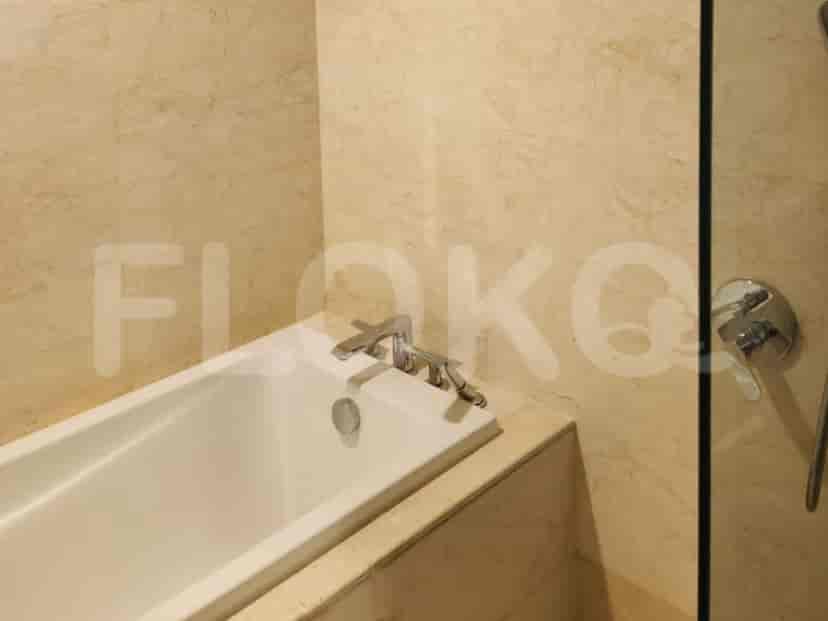 A bathroom with a bathtub.