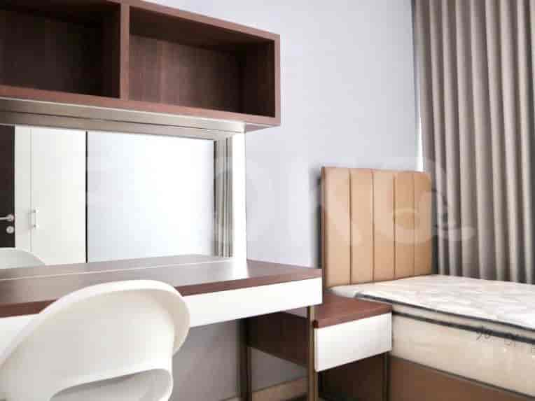 Bedroom with a study area and a bed.