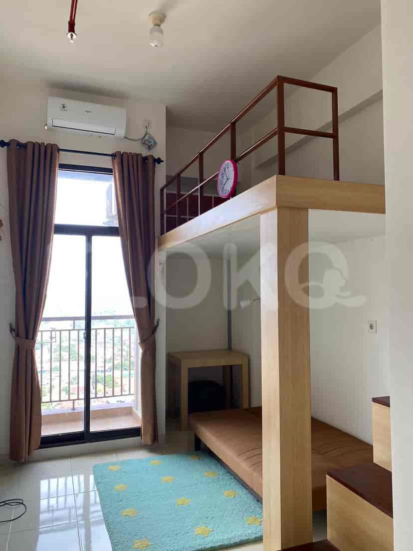 Area hidup dengan loft dan pemandangan dari balkon.