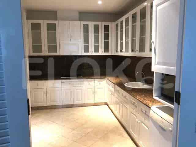Dapur modern dengan lemari putih, peralatan baja tahan karat, dan meja marmer.